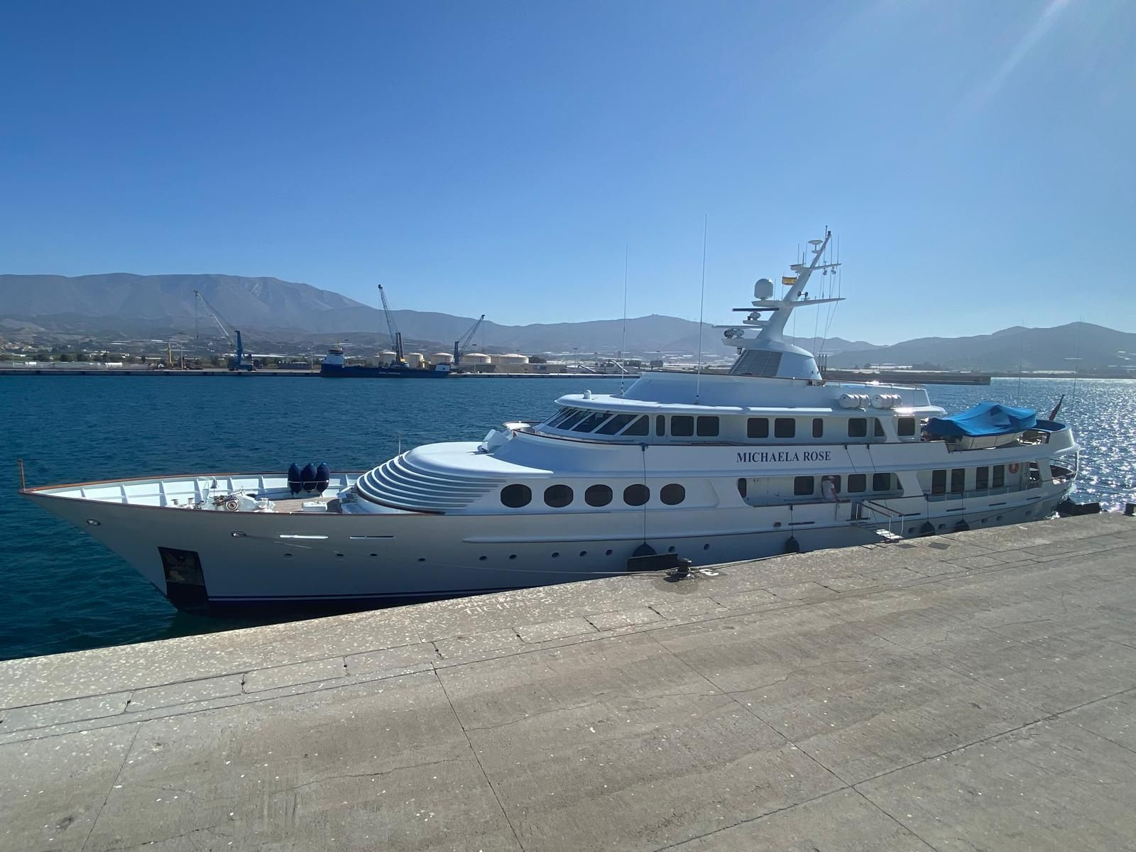 El Michaela Rose atracado en el puerto de Motril