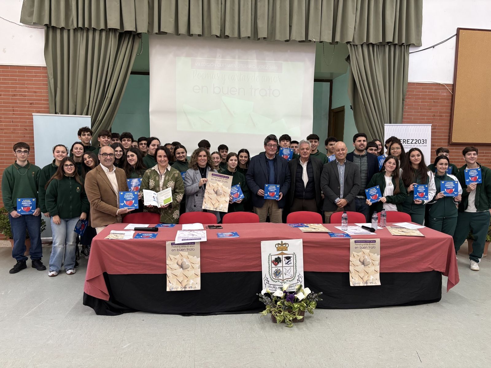 Susana Sánchez (teniente de alcaldesa de Igualdad), Nela García (delegada de Educación) y José Ángel Aparicio (delegado territorial de Desarrollo Educativo), en la presentación del ‘Certamen de Poemas y Cartas de Amor en Buen Trato’.