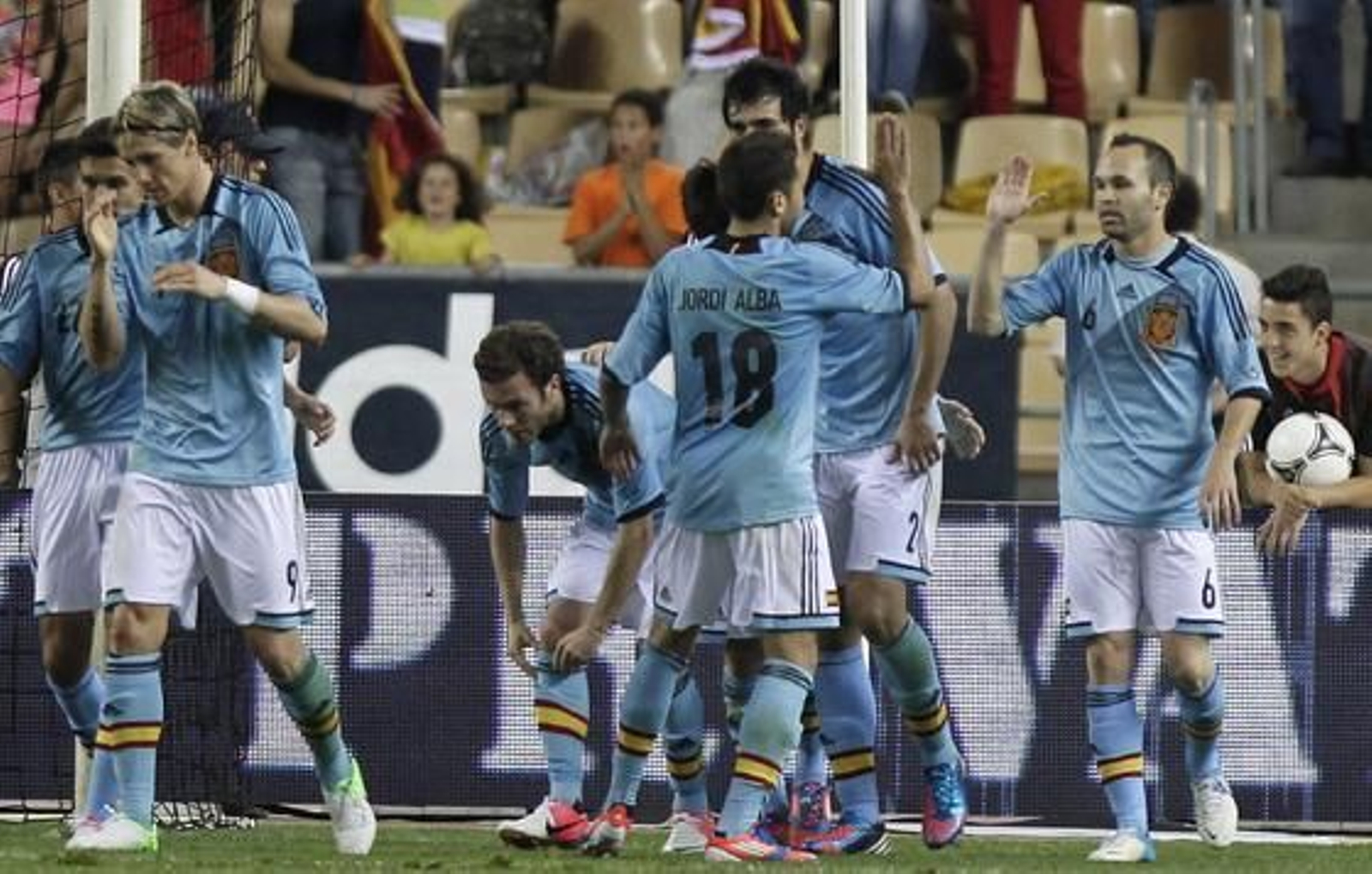 España vence a China gracias a la chispa y la magia de Silva e Iniesta en el último amistoso antes de la Eurocopa.  Foto: Antonio Pizarro