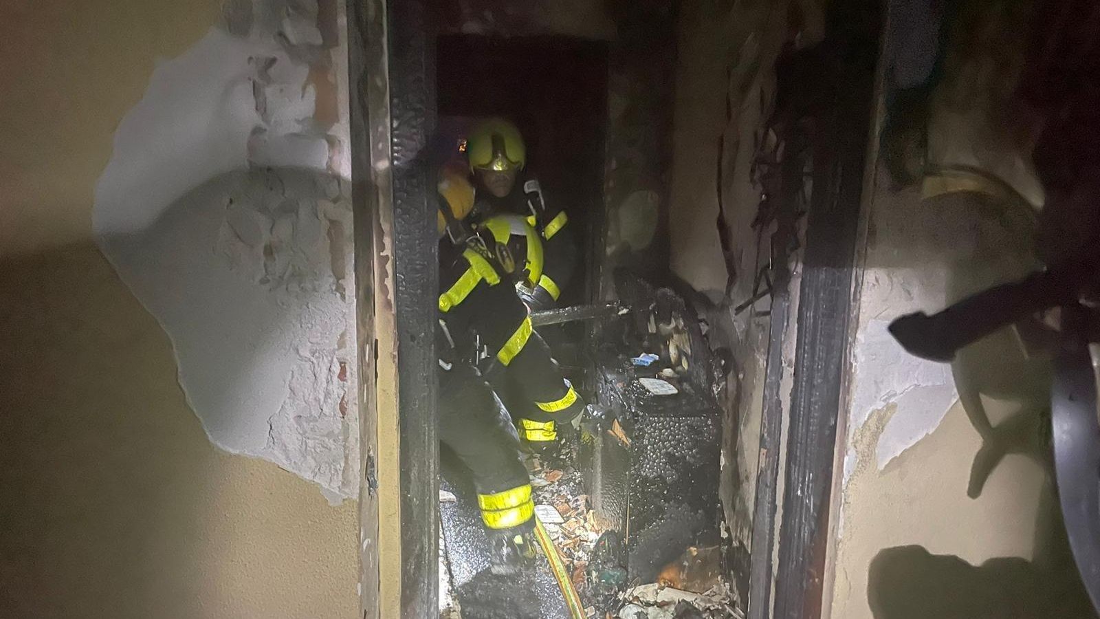 Los bomberos durnate la extinción del fuego en El Puerto.