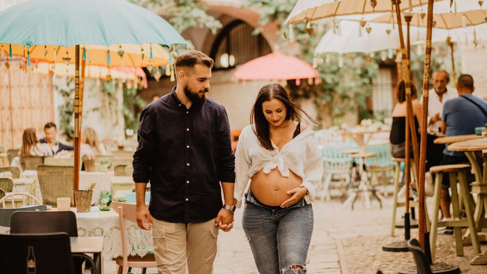 Sesión de fotos de una pareja que se convertirán en padres.