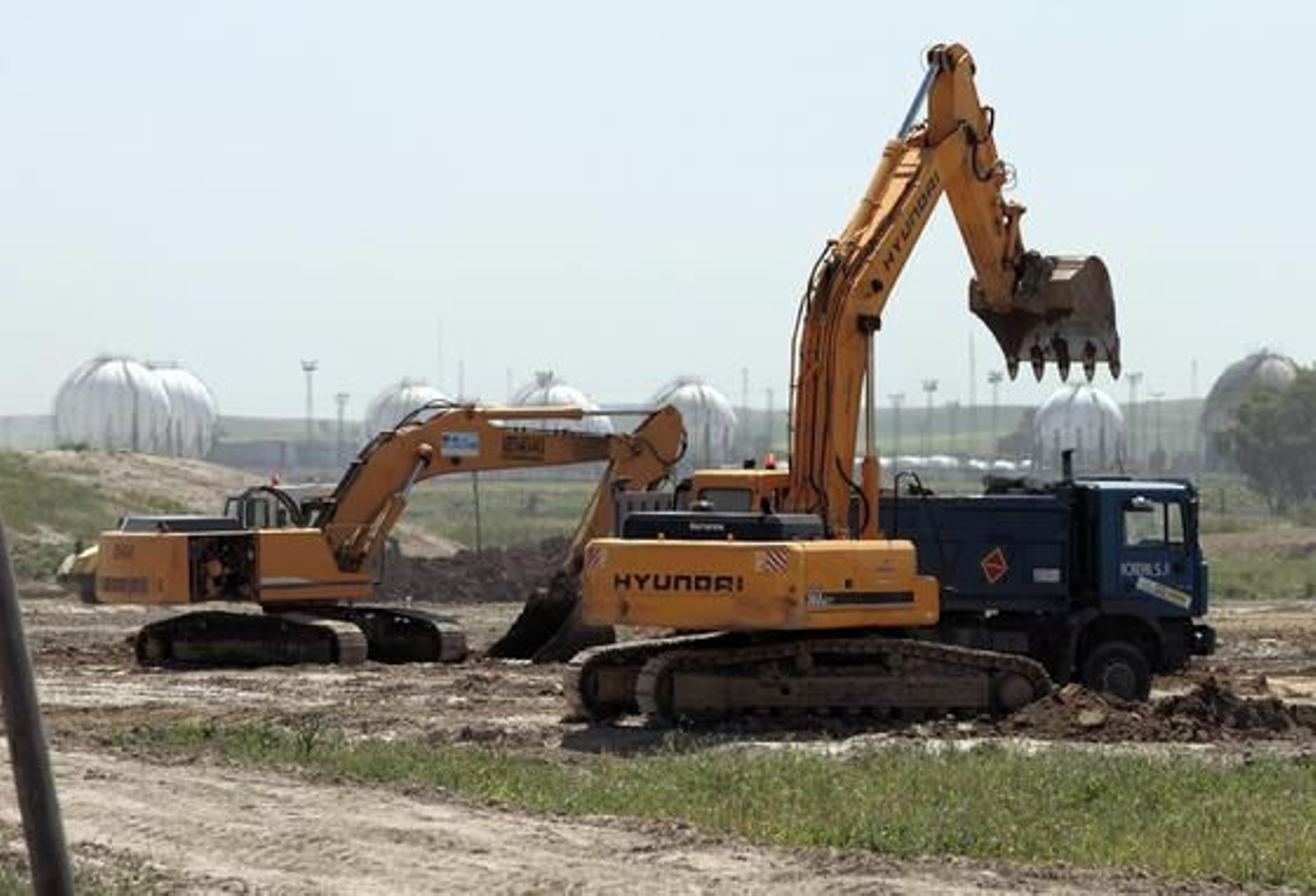 Varias grúas remueven tierra. 

Foto: Juan Carlos Muñoz