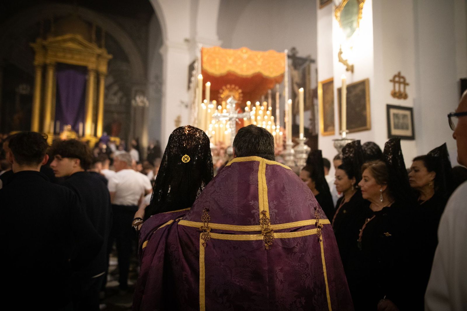 Fotos: La lluvia agudiza el dolor de los granadinos al impedir la salida de Dolores