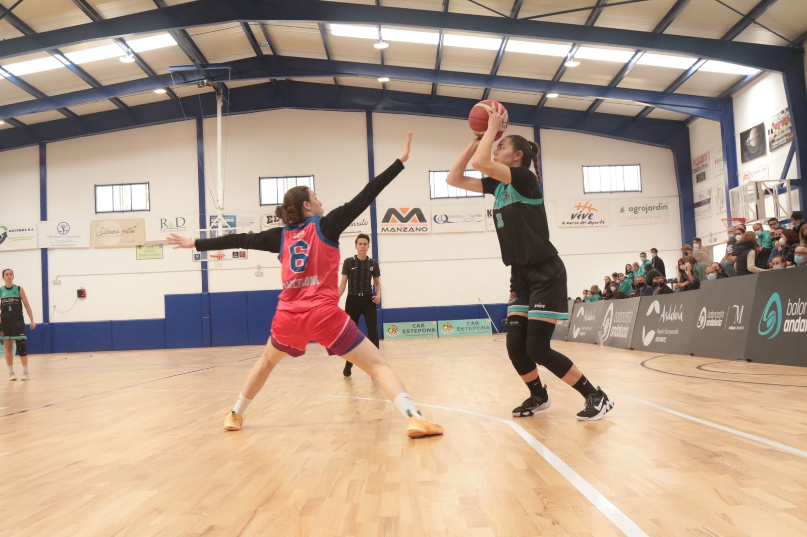 Jone Azkue lanza a canasta en el Pineda.