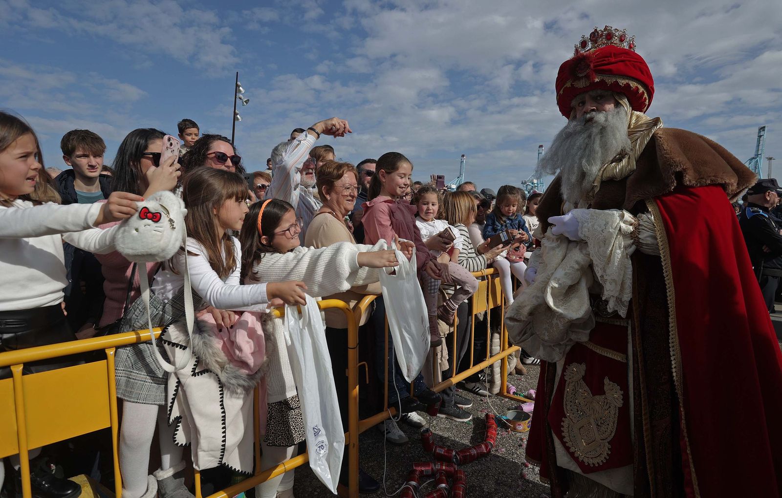 Búscate en el multitudinario arrastre de latas 2026 en Algeciras