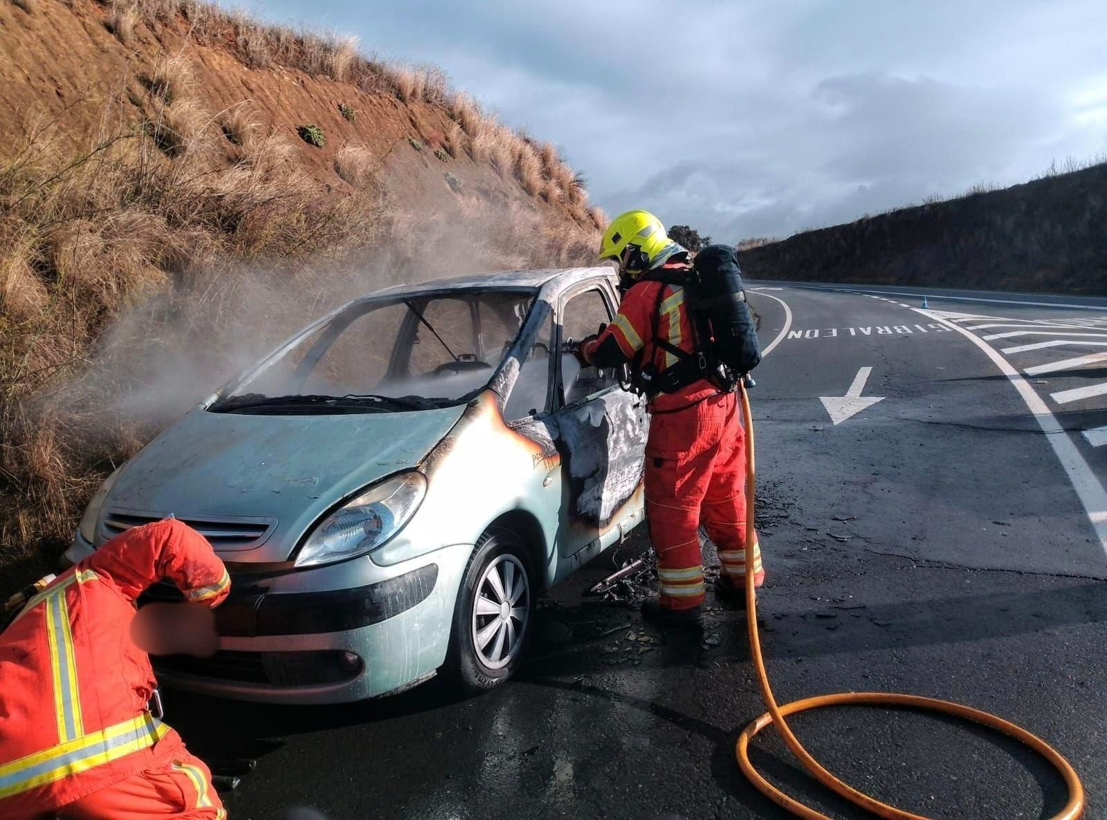 Un bombero trabaja en la extinción del fuego.