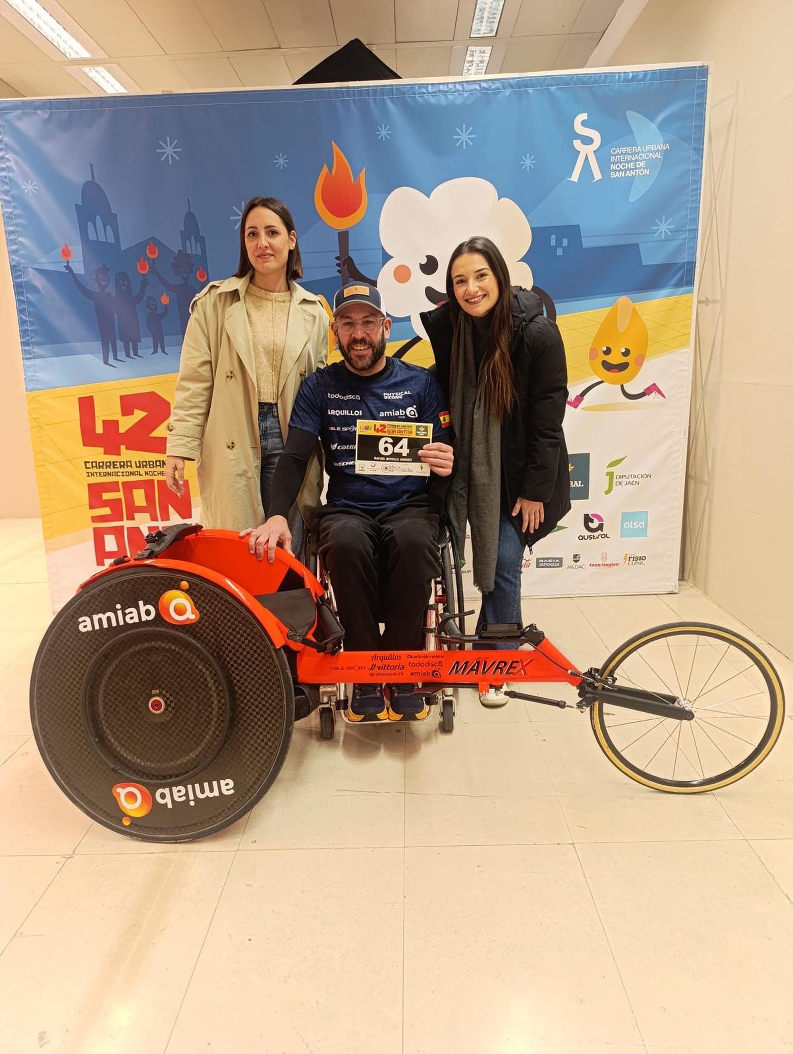 Las concejalas Elena Araque y Ana Núñez junto al atleta Rafael Botello.