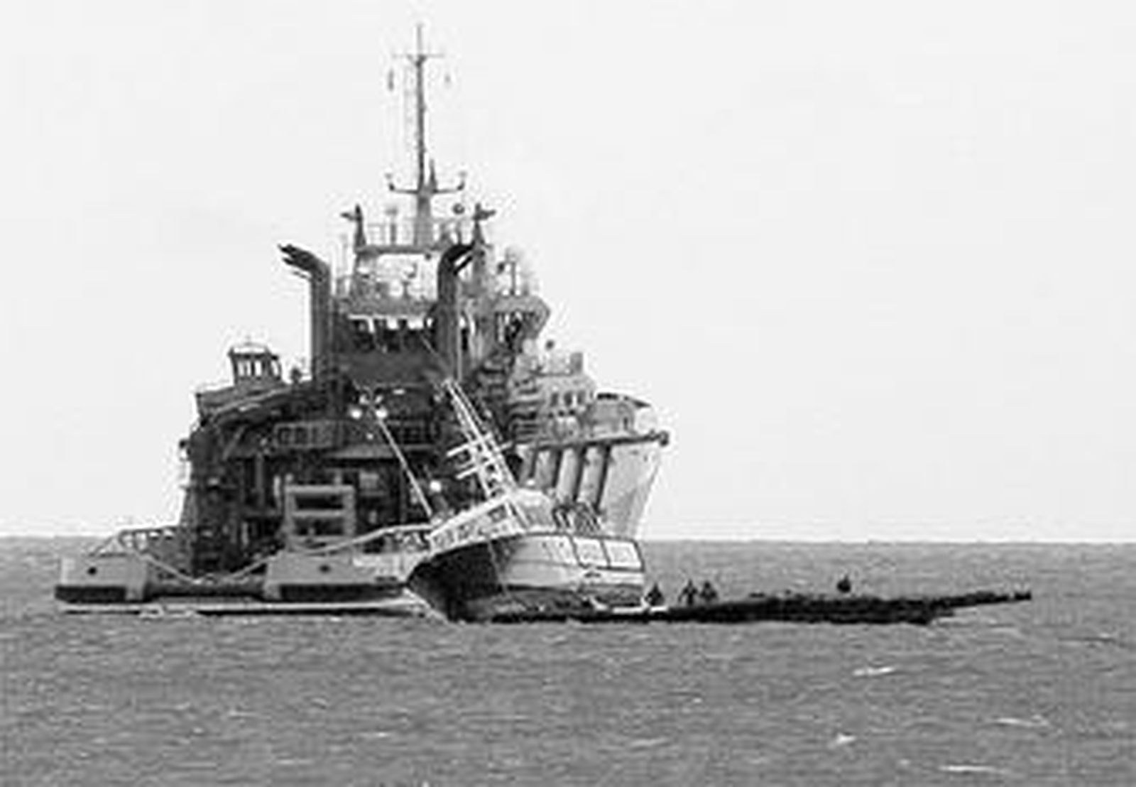 La patrullera de la Guardia Civil es asistida por Salvamento Marítimo.