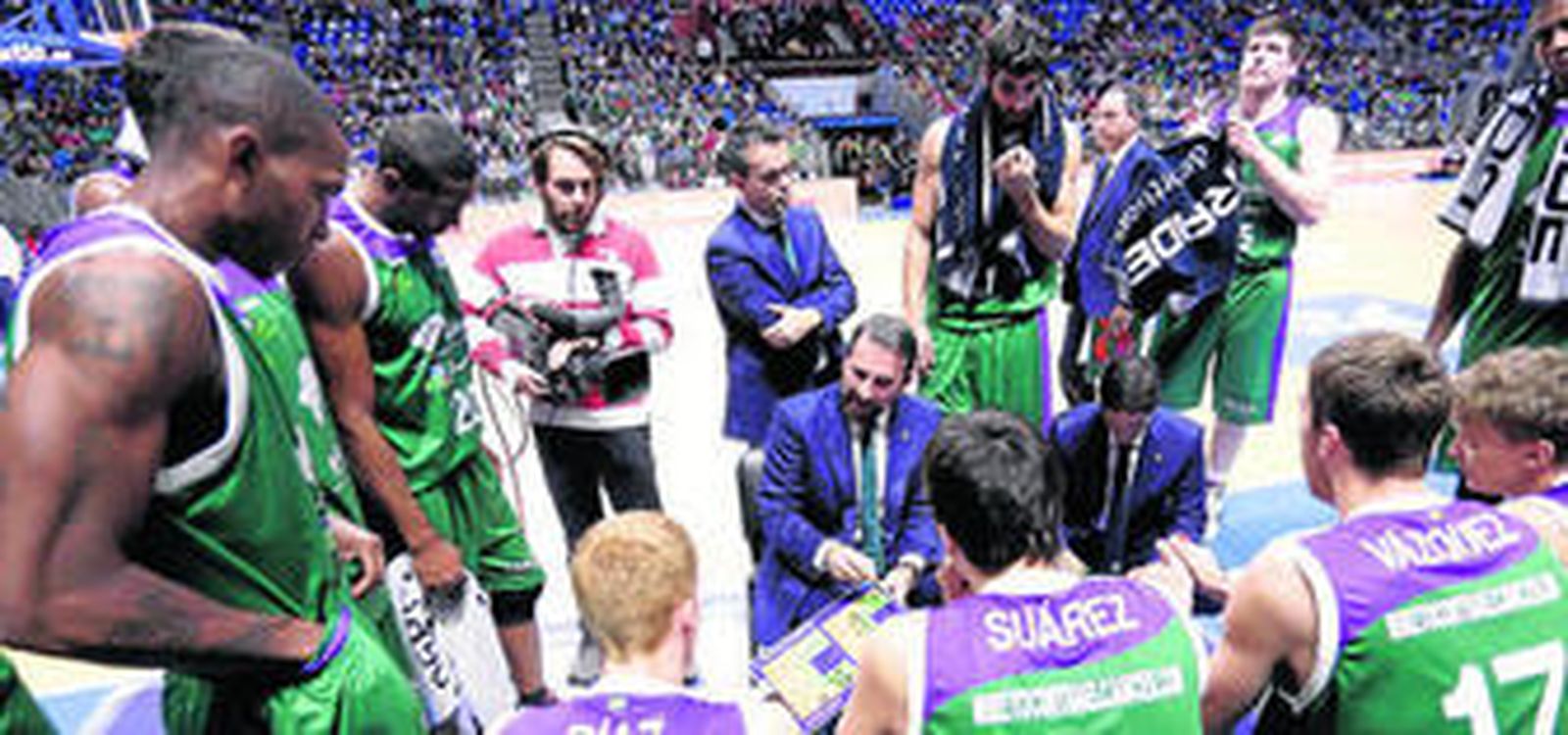 Joan Plaza da órdenes durante un tiempo muerto a sus jugadores.