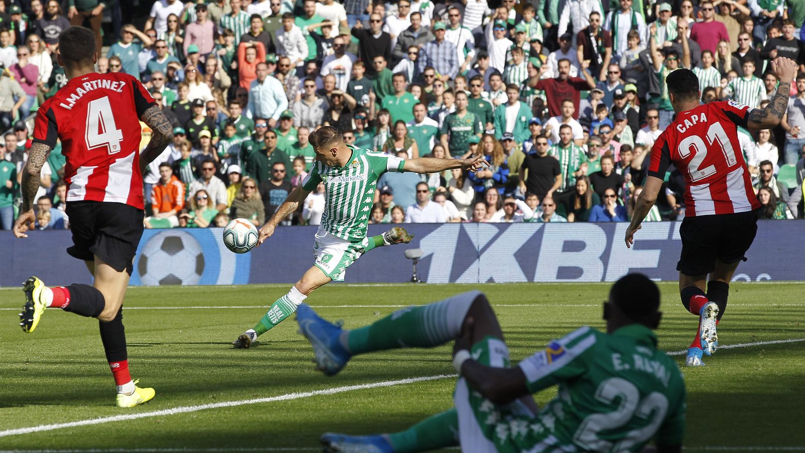 Joaquín golpea para anotar el primer tanto del partido.