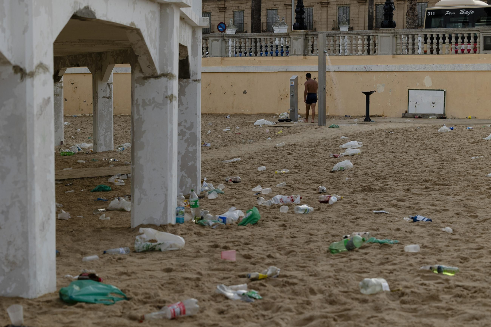 Así amanece La Caleta tras la noche de San Juan 2025 Así amanece La Caleta tras la noche de San Juan 2025