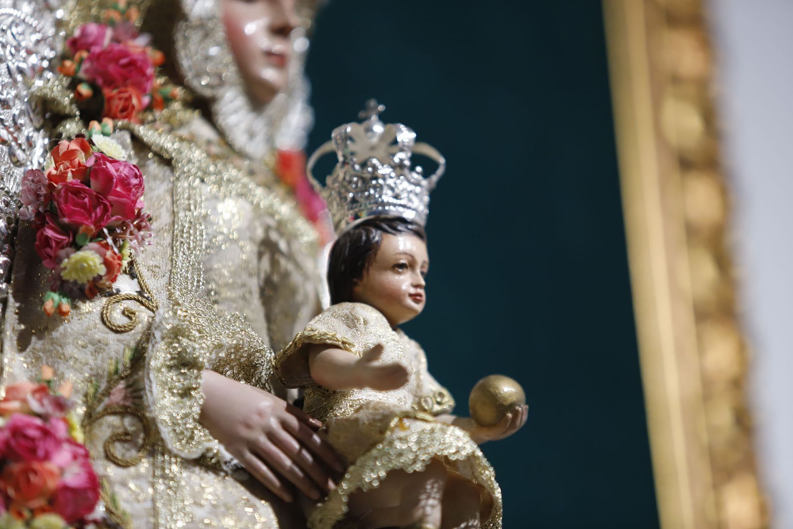 Imágenes de la inauguración de la exposición Regina Roris en la sala de la Fundación Cajasol 'El Comercial'