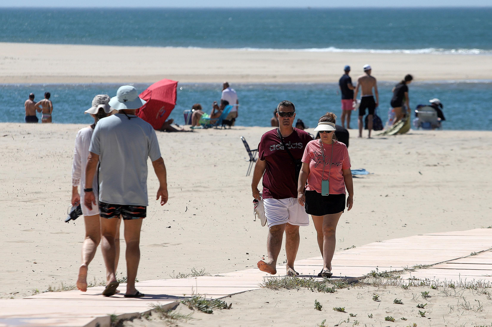 Imágenes del ambiente en la playa en la mañana del domingo en Huelva