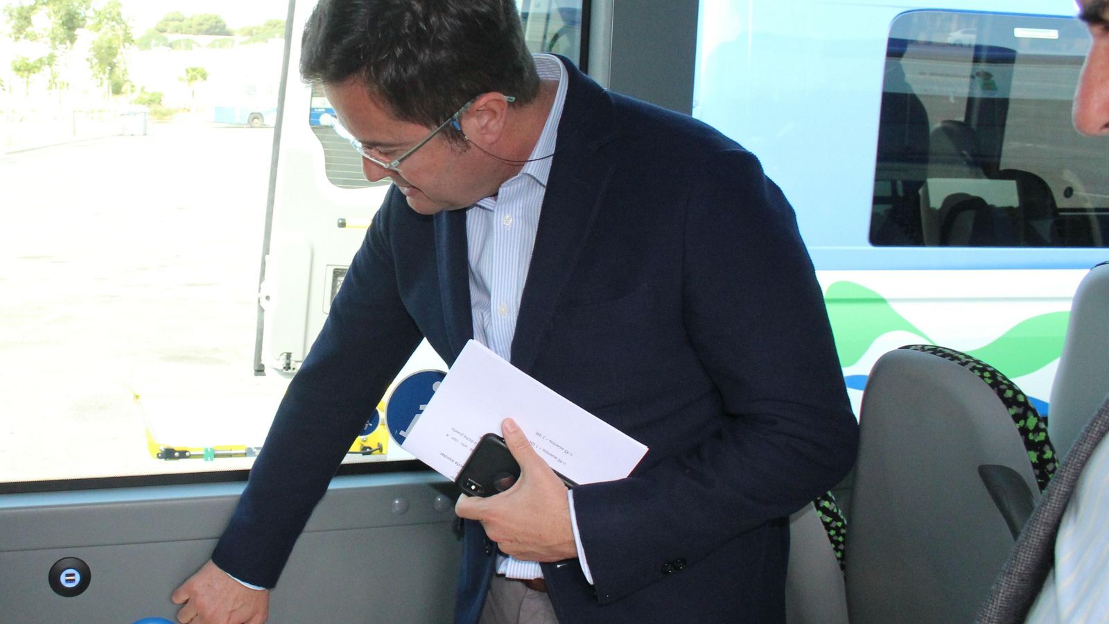 El alcalde visitó el interior de uno de los vehículos.