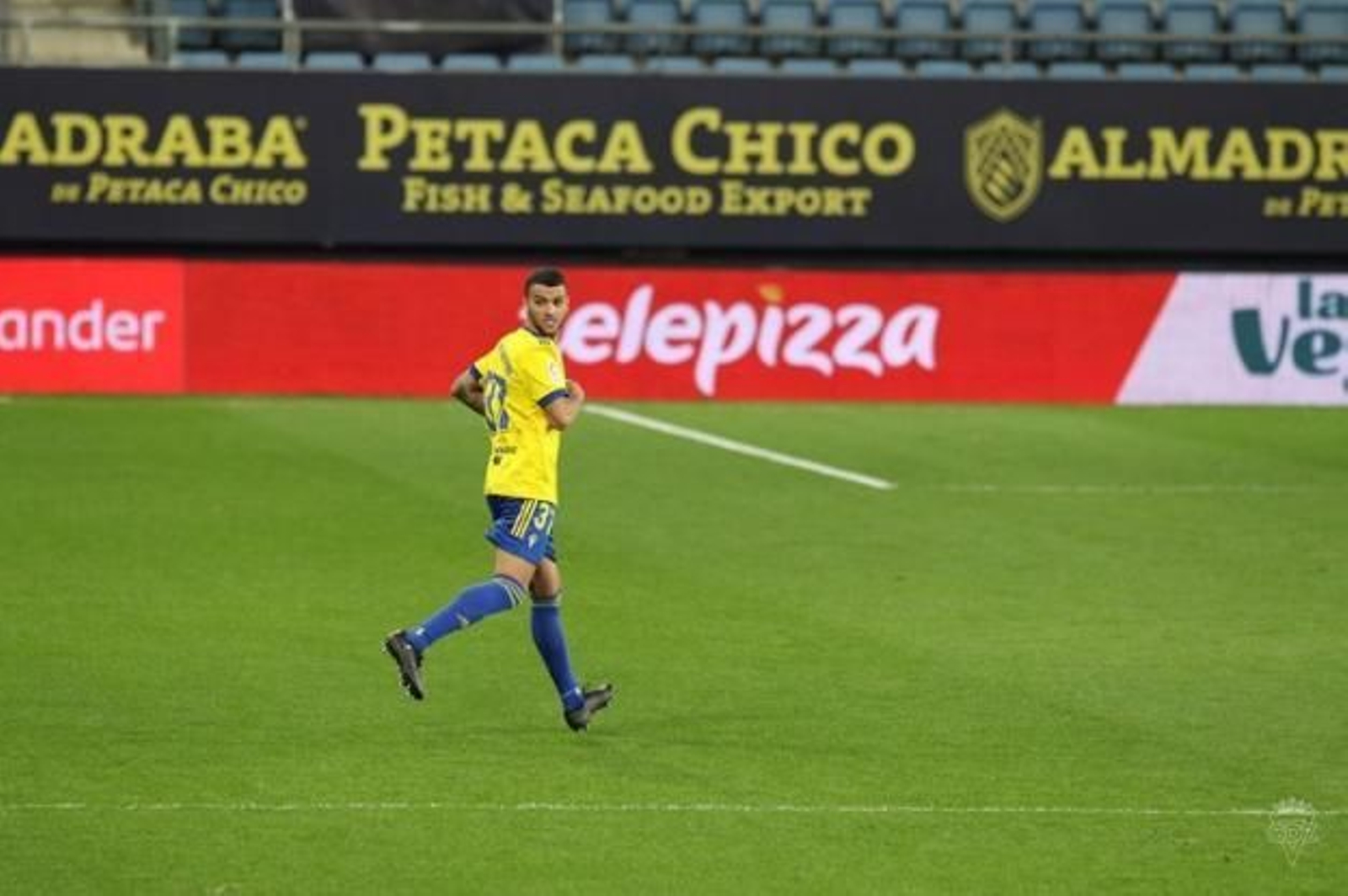 Álex Martín, en el césped del Carranza el día de su debut.