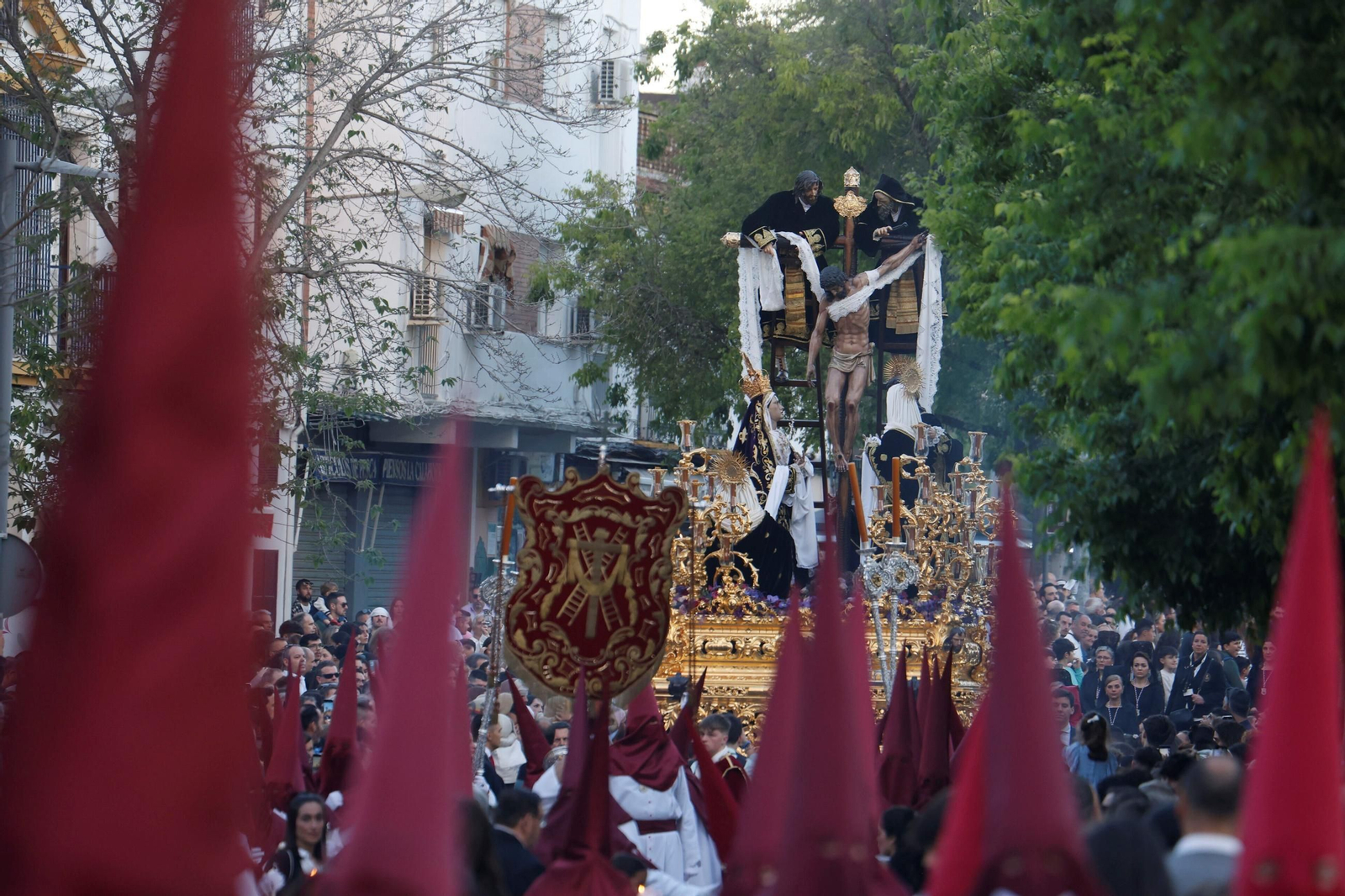La procesión del Descendimiento en este Viernes Santo de Córdoba, en imágenes