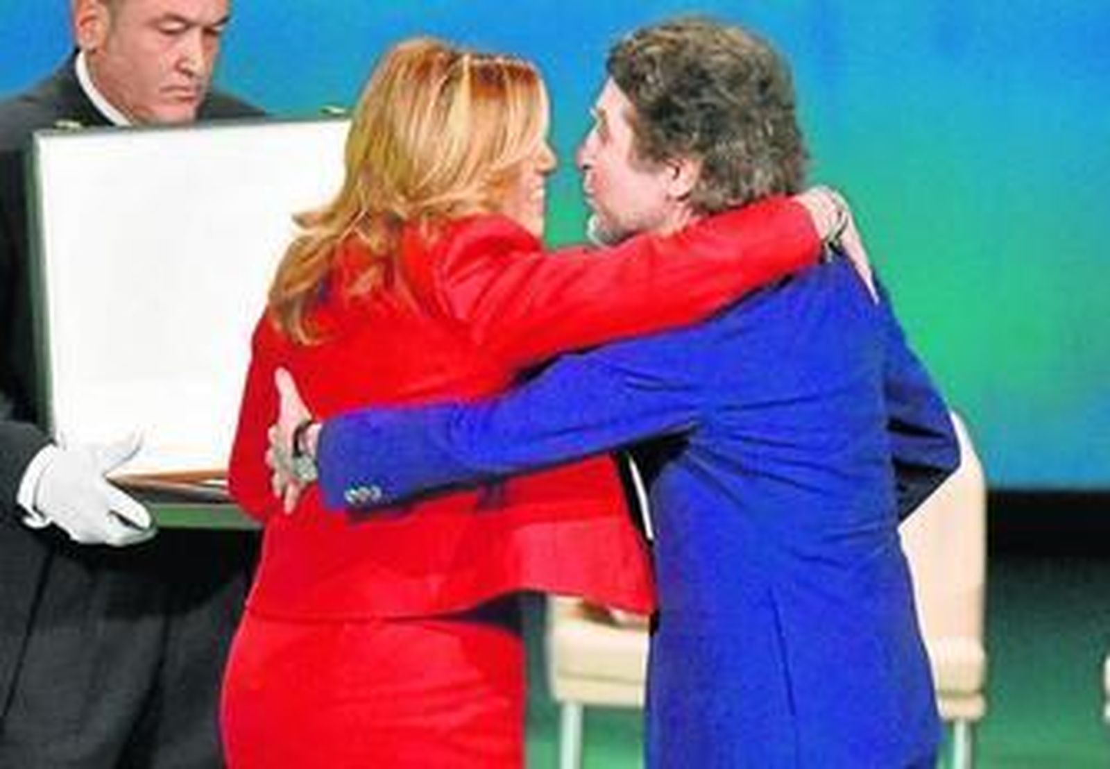 Susana Díaz y Joaquín Sabina se abrazan al recibir el título de Hijo Predilecto el cantante jiennense.