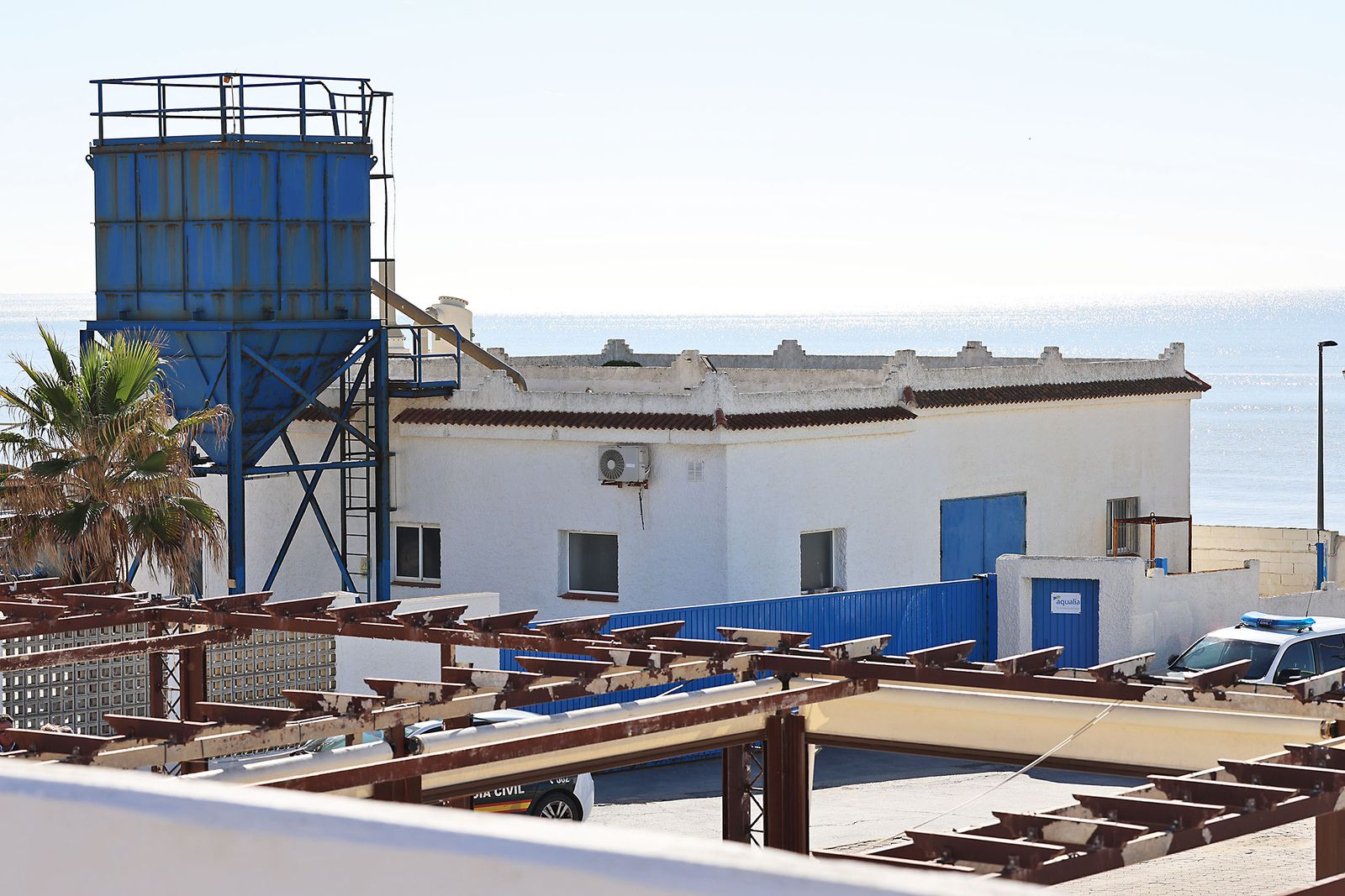 Fotografías de la concentración de los vecinos de Matalascañas tras los destrozos del paseo marítimo