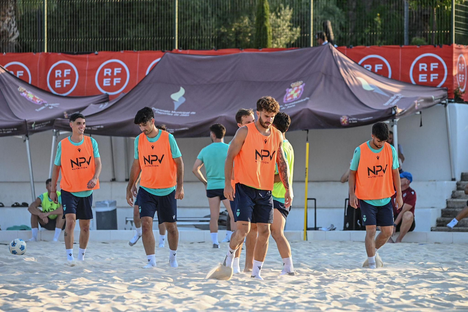 Los jugadores del Real Jaén, en su jornada de trabajo en el campo de fútbol playa del HO.