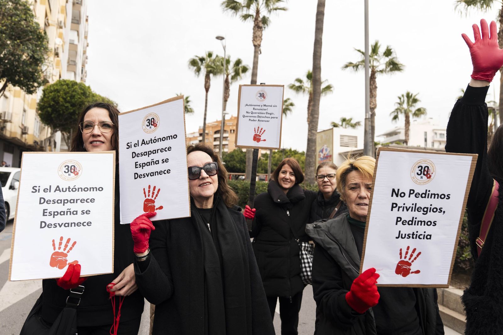 Las imágenes de la Manifestación de la Plataforma por la Dignidad de los Autónomos en Almería