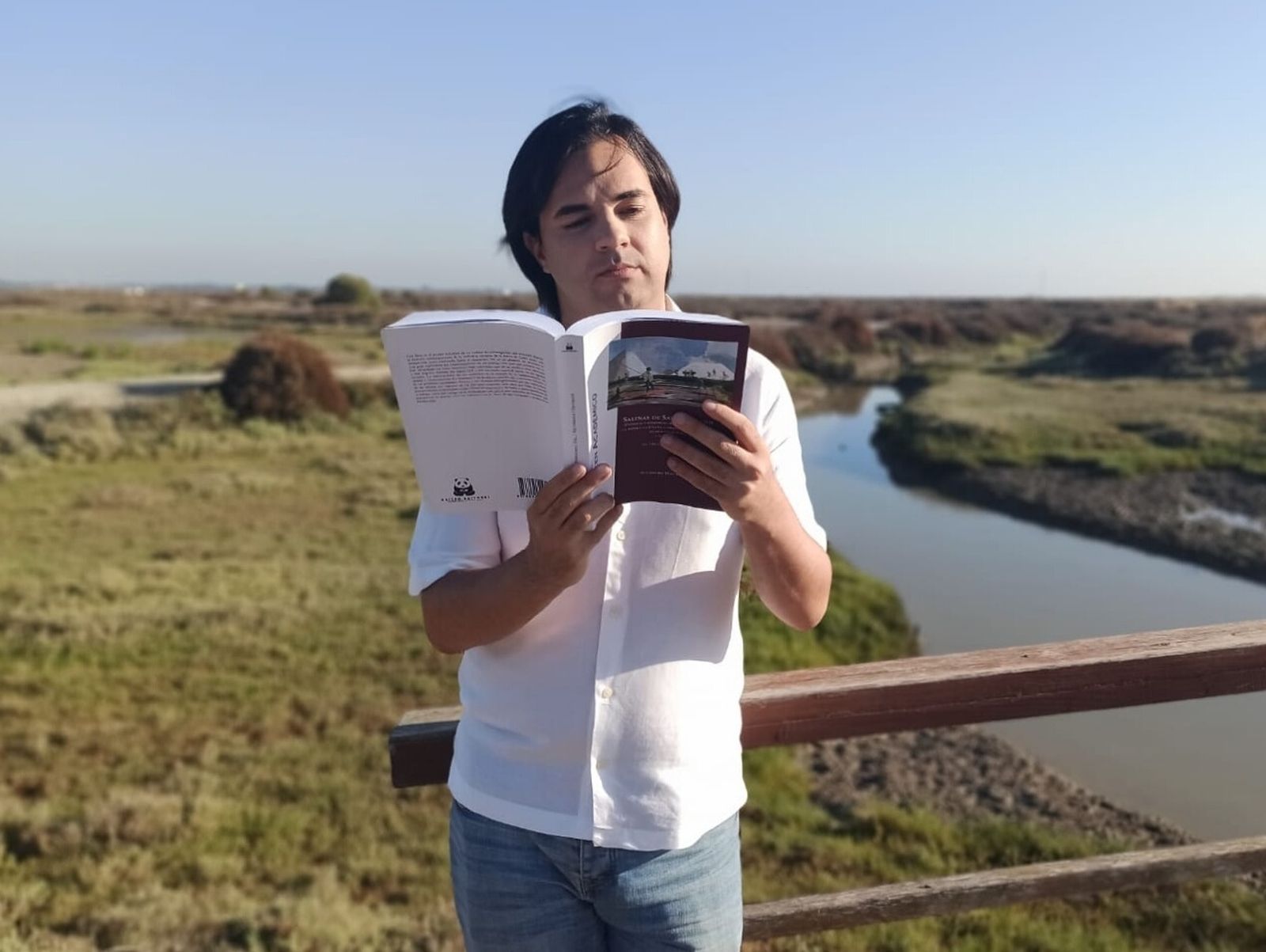Alejandro Díaz, con su obra sobre las Salinas de San Fernando en las manos.