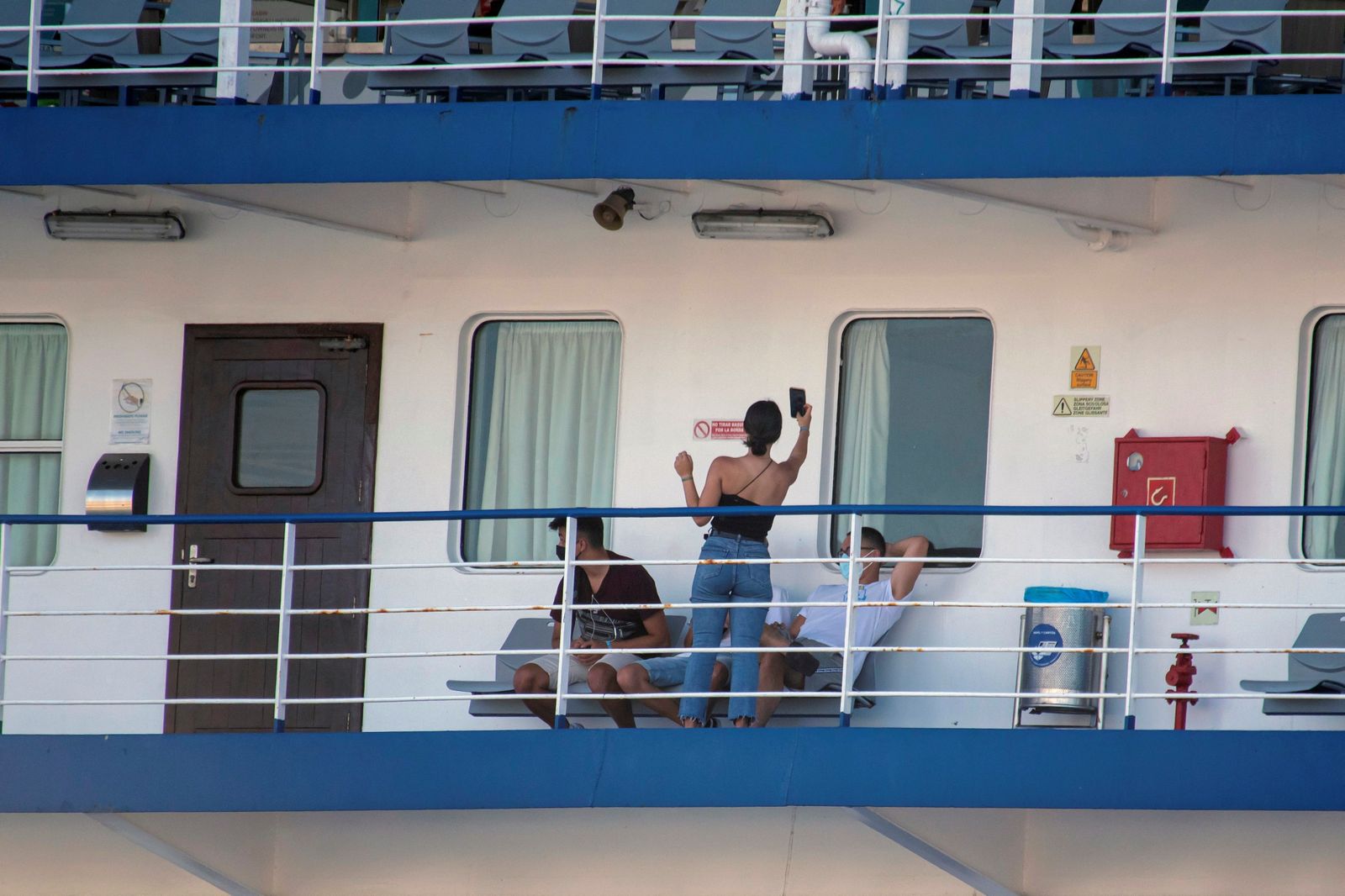 Estudiantes ya en el barco que sale de Mallorca con destino Valencia.