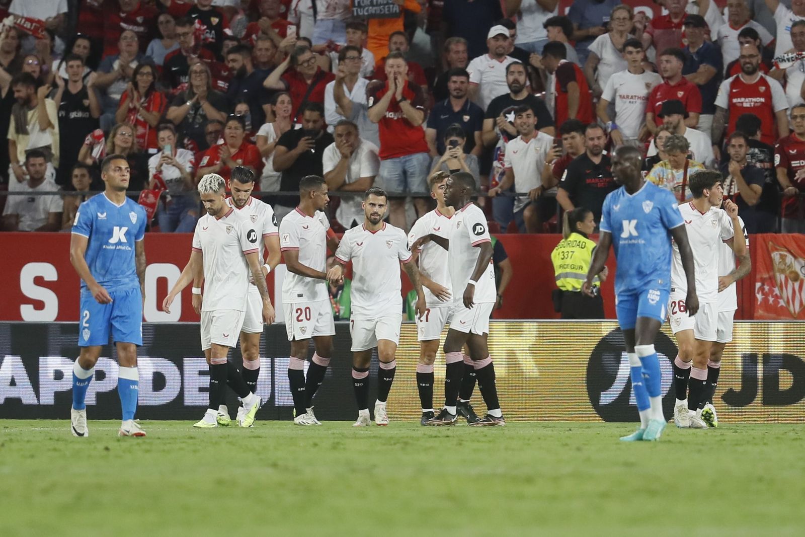 Los jugadores del Sevilla celebran el quinto gol de Kike Salas.