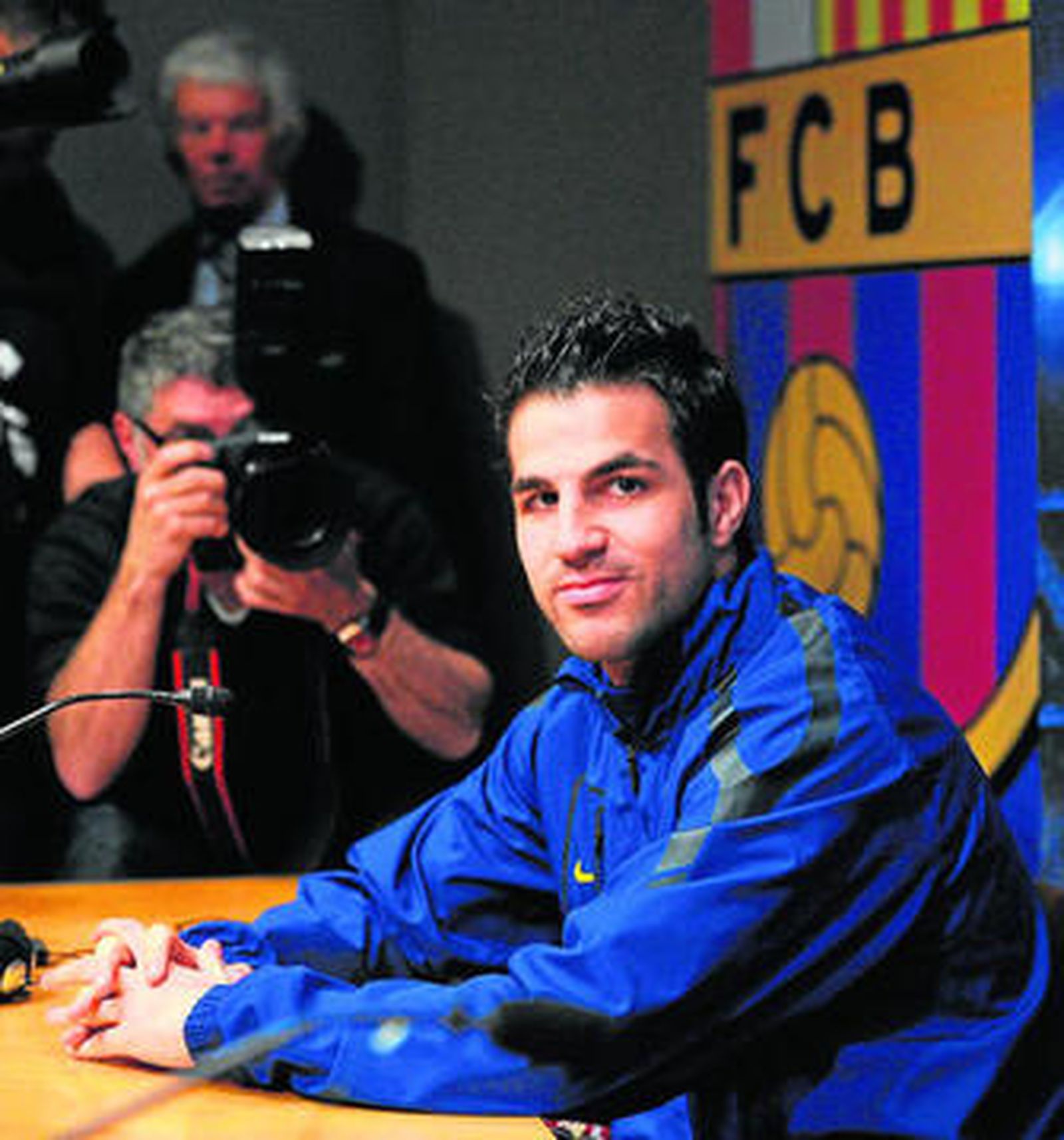 Cesc Fábregas, gran protagonista hoy por su pasado y su posible futuro azulgrana, se dispone a atender a la prensa en Barcelona, ayer.