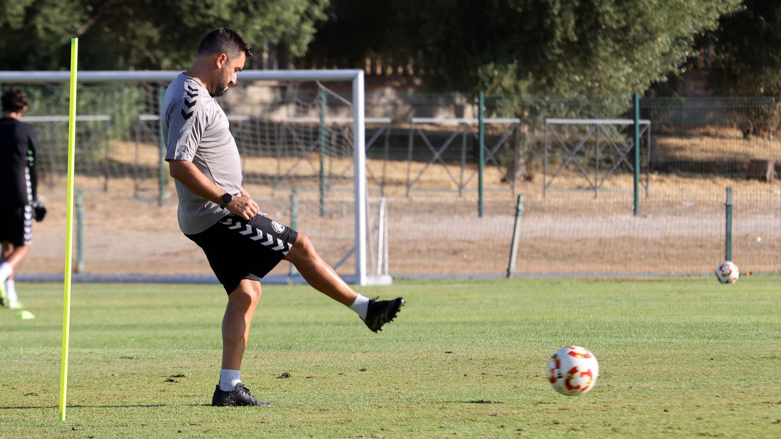 Antonio Fernández, expectante por que el balón comience a rodar.