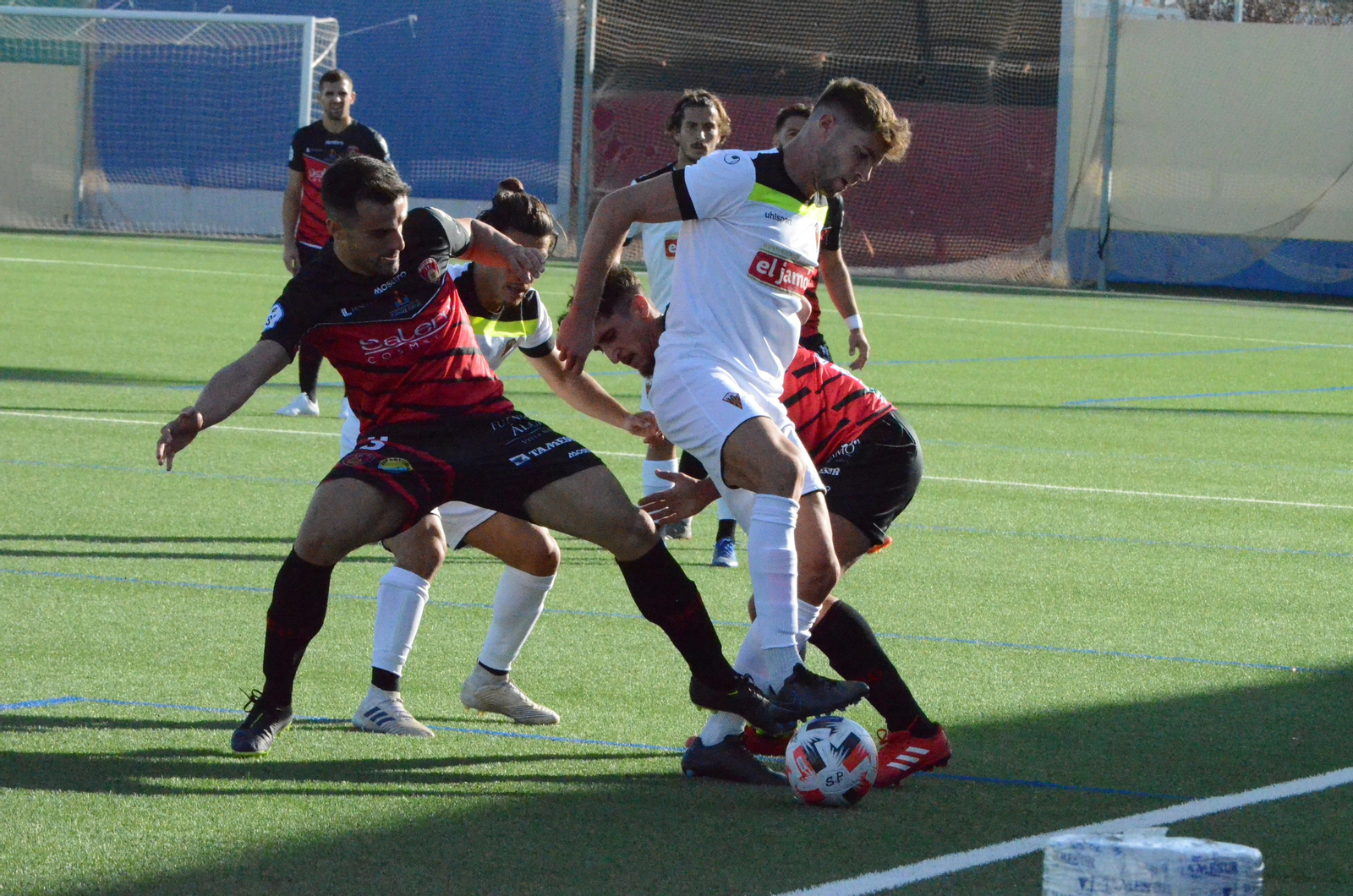 Joseca pelea un balón ante un jugador del cuadro lepero.