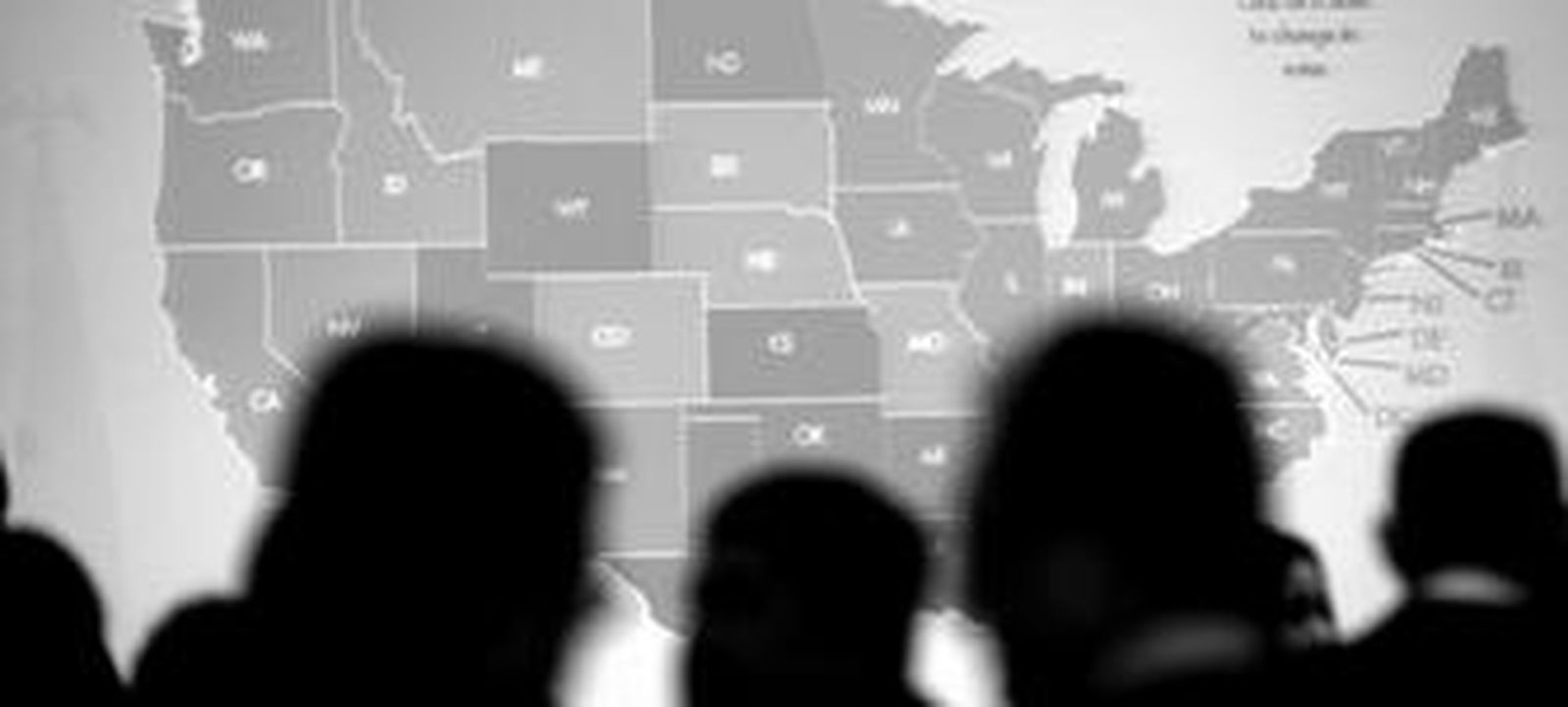 Varios ciudadanos siguen la evolución de los resultados electorales en una pantalla gigante.