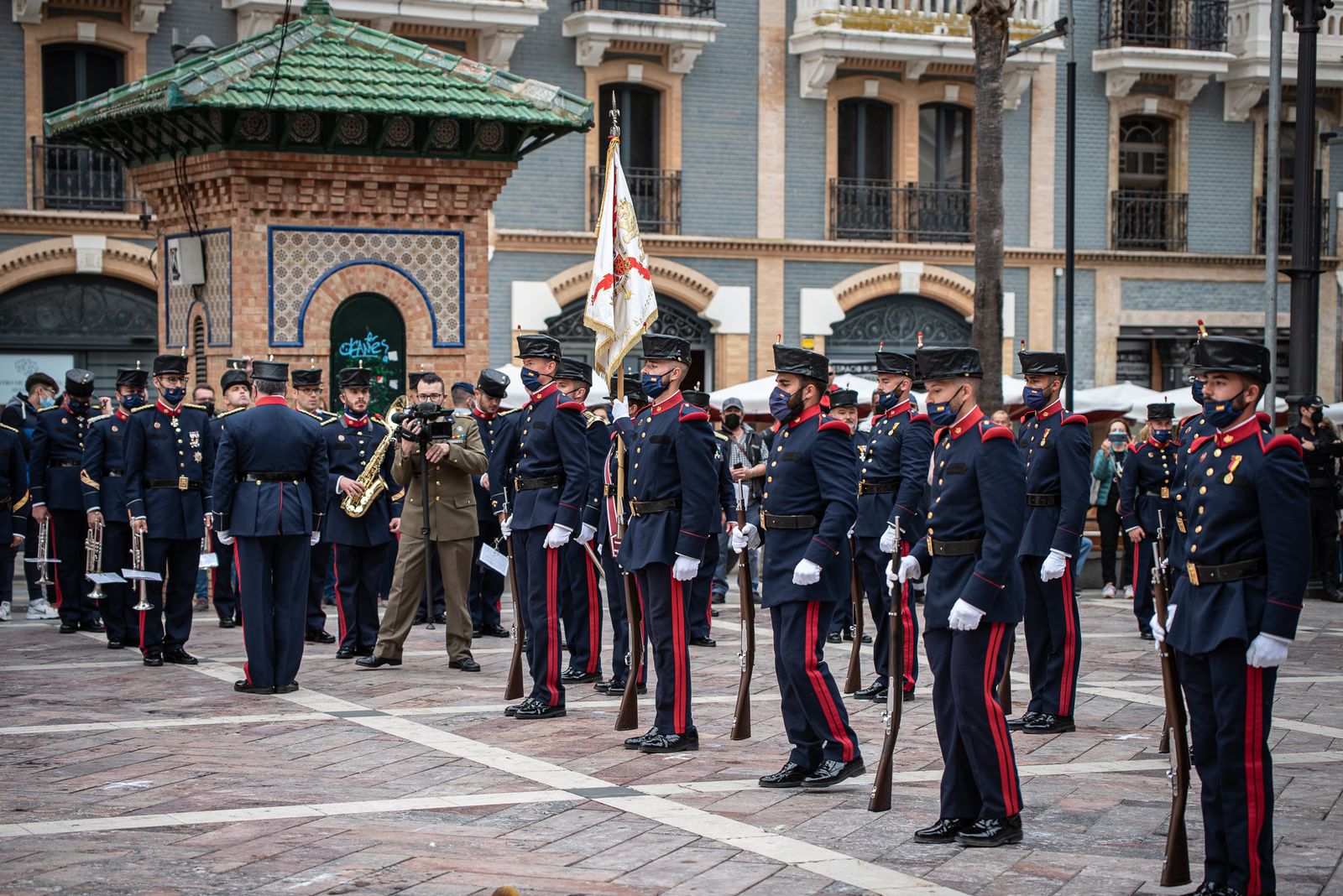 Imágenes del desfile de la Guardia Real por el centro de Huelva