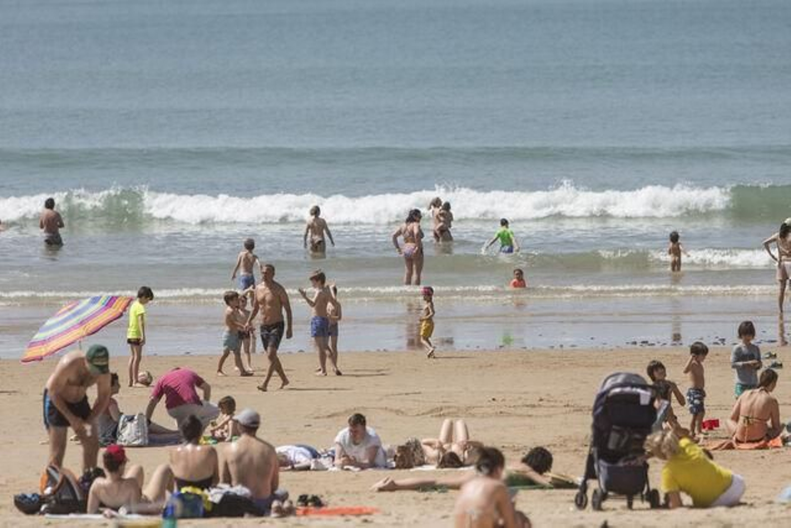 Una playa gaditana, repleta de bañistas.