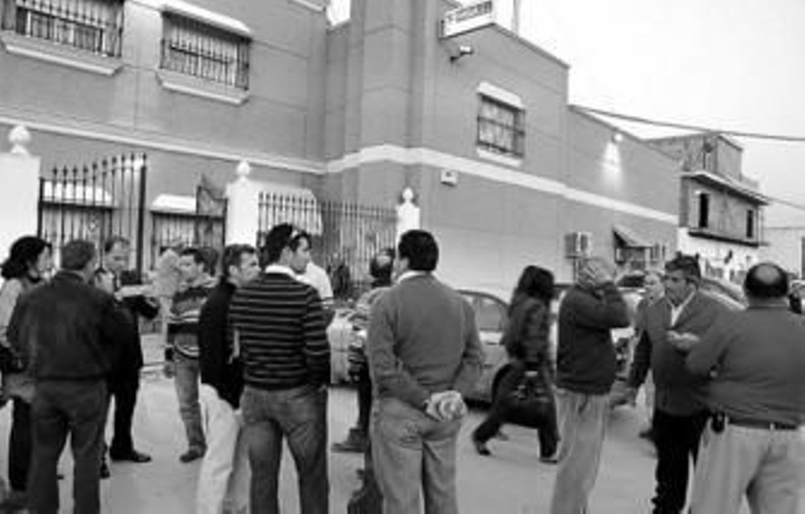 Proveedores de Fivesur junto a la sede de la constructora antes del cambio de titularidad de la empresa.