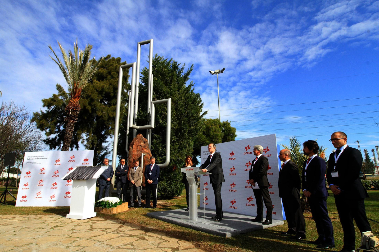 La presidenta de la Junta de Andalucía, Susana Díaz, y el consejero delegado de Cepsa, Pedro Miró, inauguran el proyecto 'Optimización de Aromáticos' de Cepsa, en imágenes