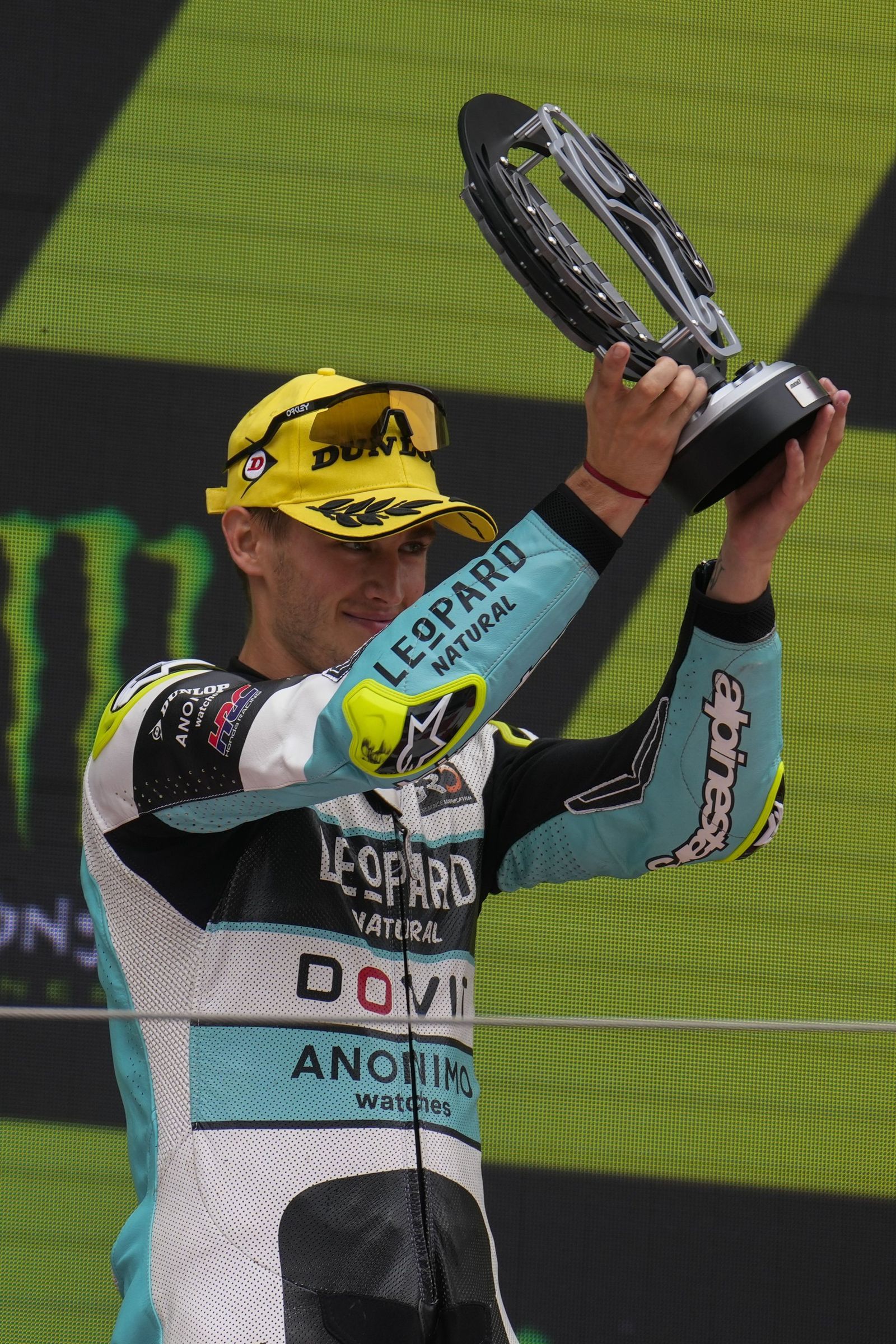 Las cariñosas fotos de Piqué, Clara Chía en el Mundial de Motos en Montmeló