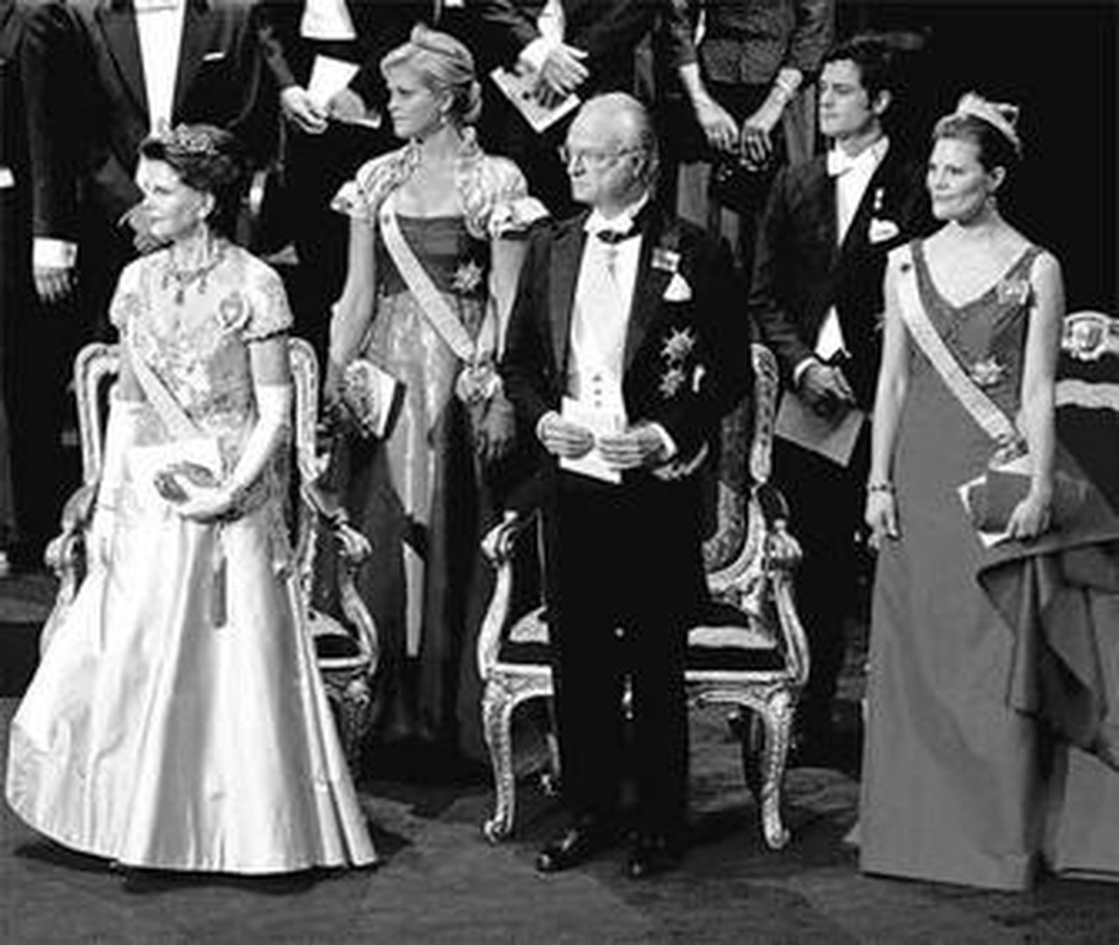 Los reyes suecos con sus hijos Magdalena, Carlos Felipe y Victoria, en los Nobel 2008.
