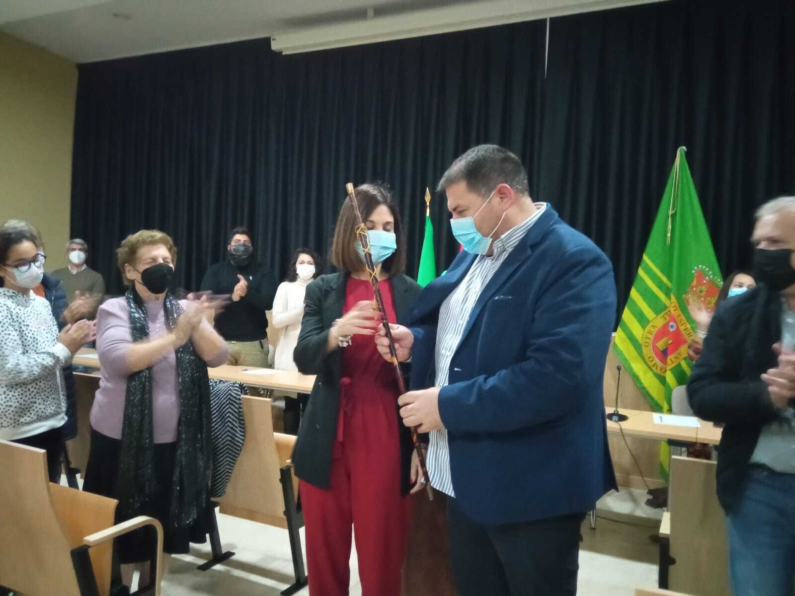 Tamara Lozano, asumiendo la Alcaldía de Espera de manos de Pedro Romero en marzo de 2022.