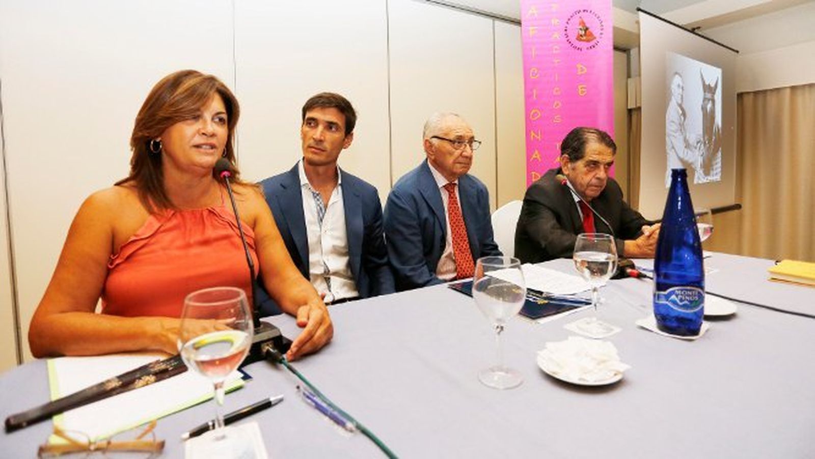 El veterano picador Alfonso Barroso, en la velada taurina del Hotel Jerez, con sus hijos Dolores y José Antonio, también varilarguero