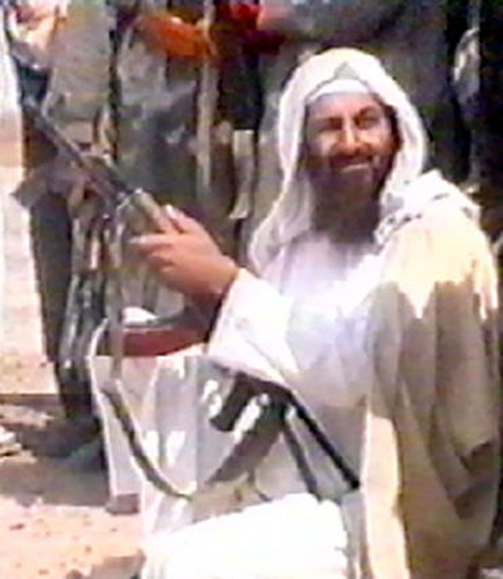 Osama Ben Laden porta un arma en el video difundido reconociendo la autoría del 11-S.

Foto: AFP/Reuters/EFE