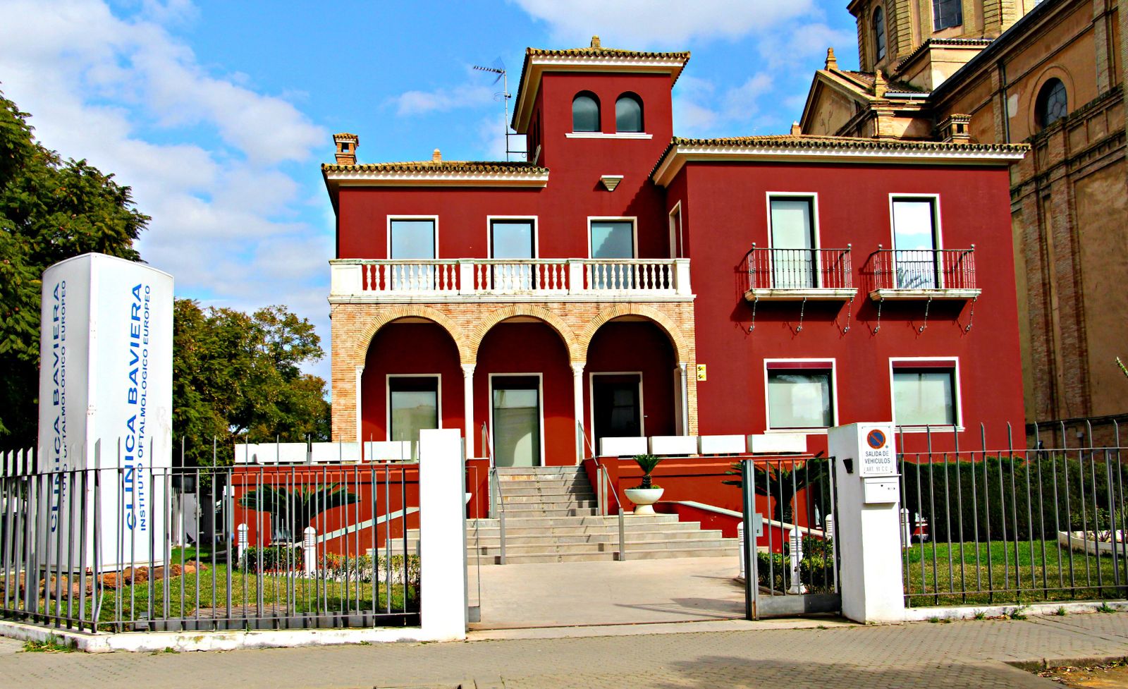 Fachada de la Clínica Baviera de Avenida de La Palmera.