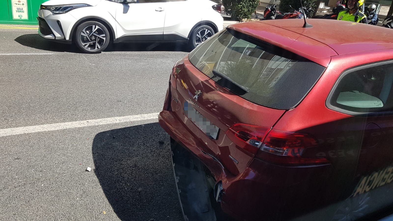 Imagen del coche accidentado en la avenida principal de Cádiz.