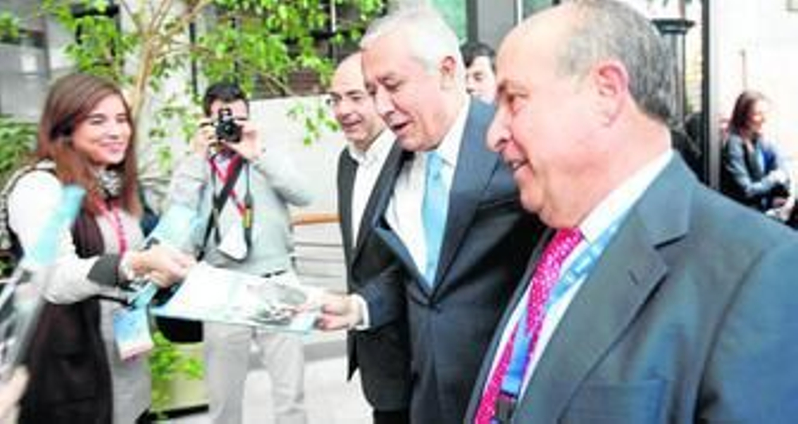 Sebastián Pérez y Torres Hurtado, de 'escoltas' de Arenas a su llegada.