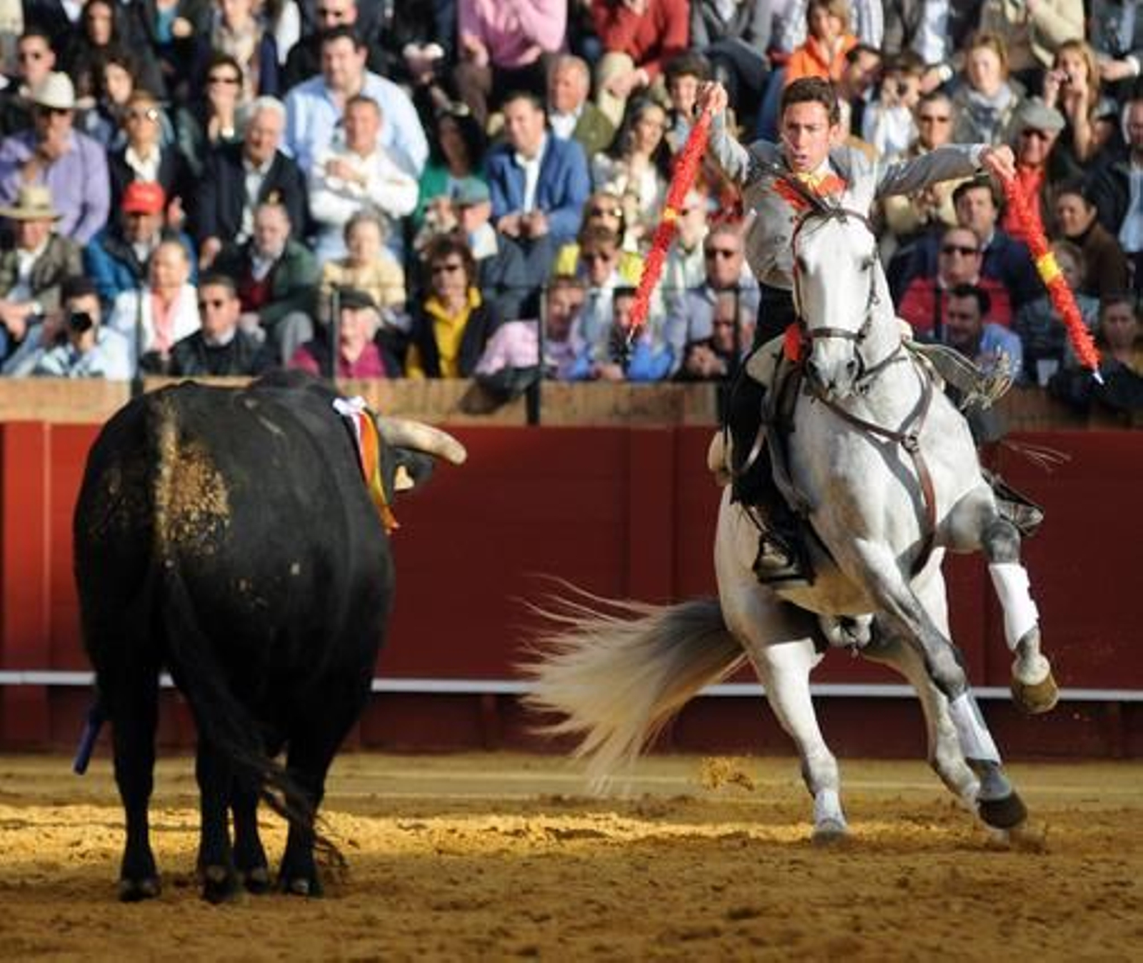 El rejoneador Leonardo Hernández, con el tercer toro.

Foto: Juan Carlos Vazquez