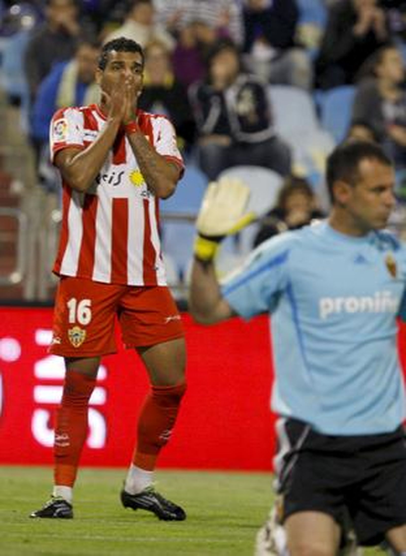 Los de Oltra, más colistas tras perder un crucial encuentro ante el Zaragoza.

Foto: Javier Cebollada/ EFE