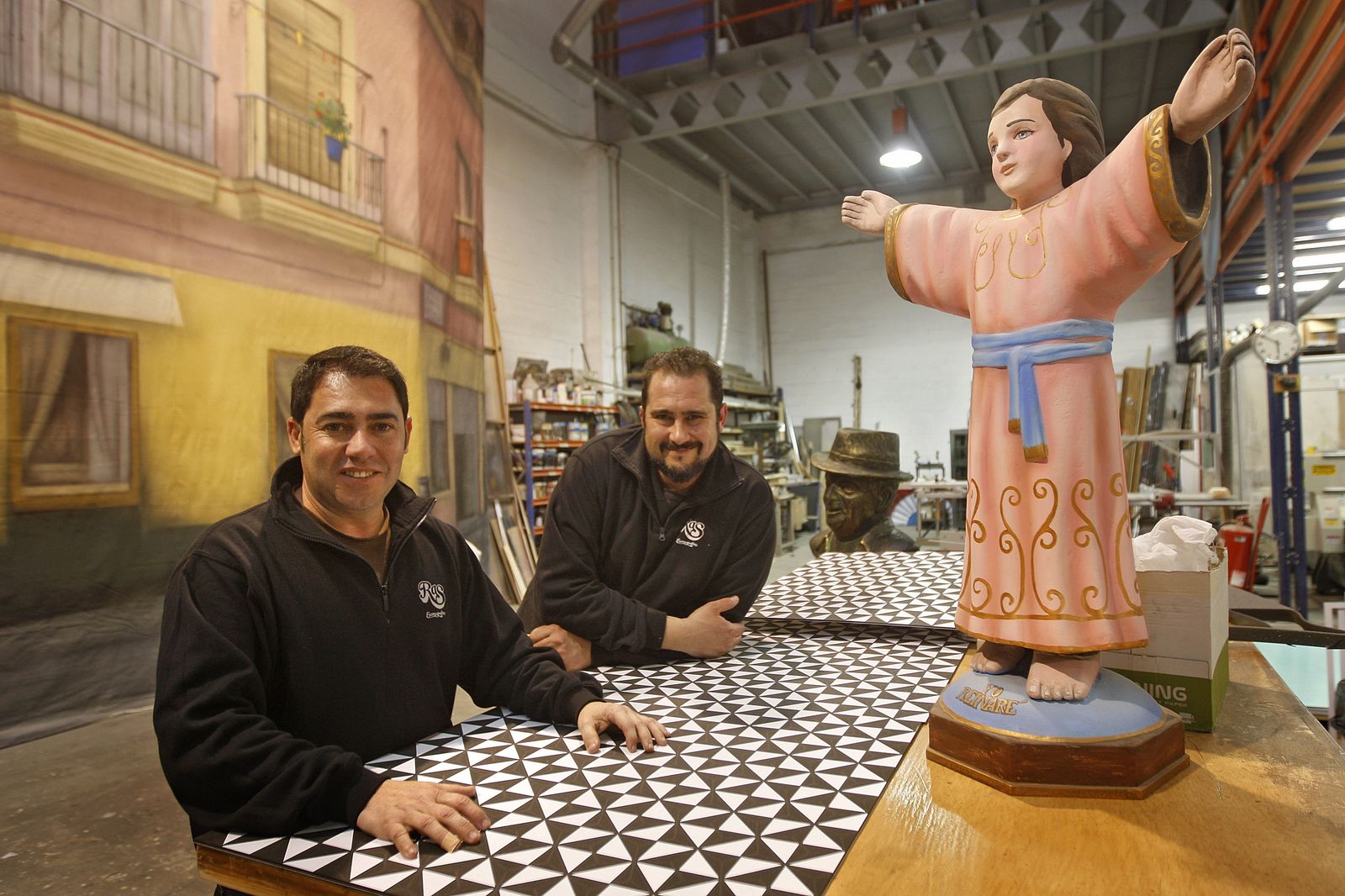 Antonio Quintanay Ricardo LoresRAS, ESCENOGRAFíAs"Si queremos una industria del Carnaval, hay que cambiar muchas cosas"