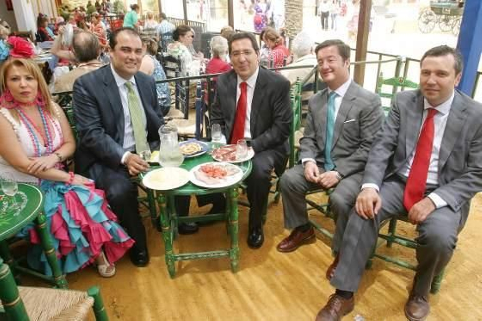 La diputada socialista Mamen Sánchez, junto al director de Diario de Jerez, David Fernández, el presidente de Cajasol, Antonio Pulido, Javier López, director territorial de Cajasol y Javier Blanco, director de comunicación de Cajasol.

Foto: Vanesa Lobo