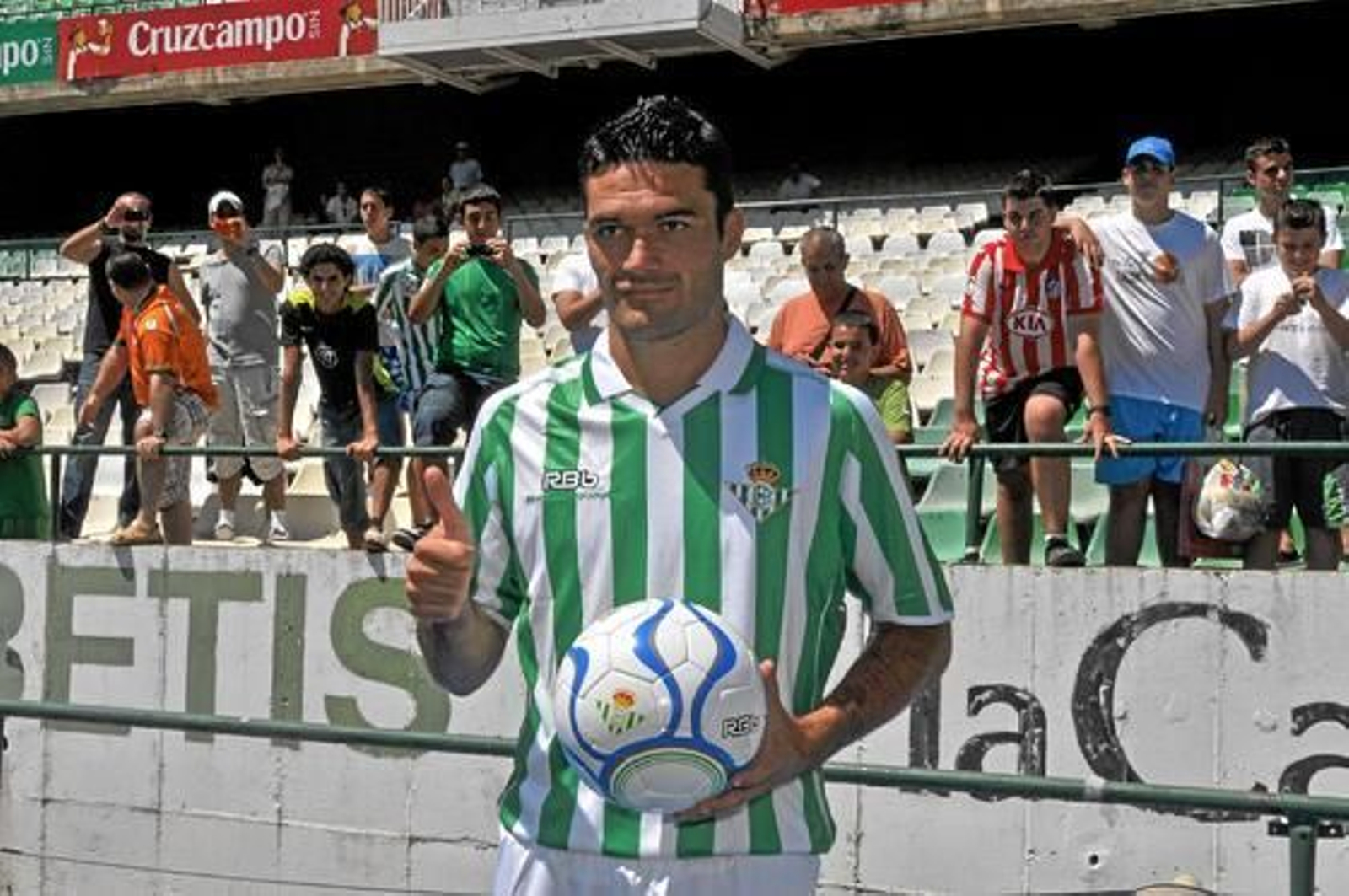 Jorge Molina posa con los aficionados béticos al fondo.

Foto: Manuel Gómez