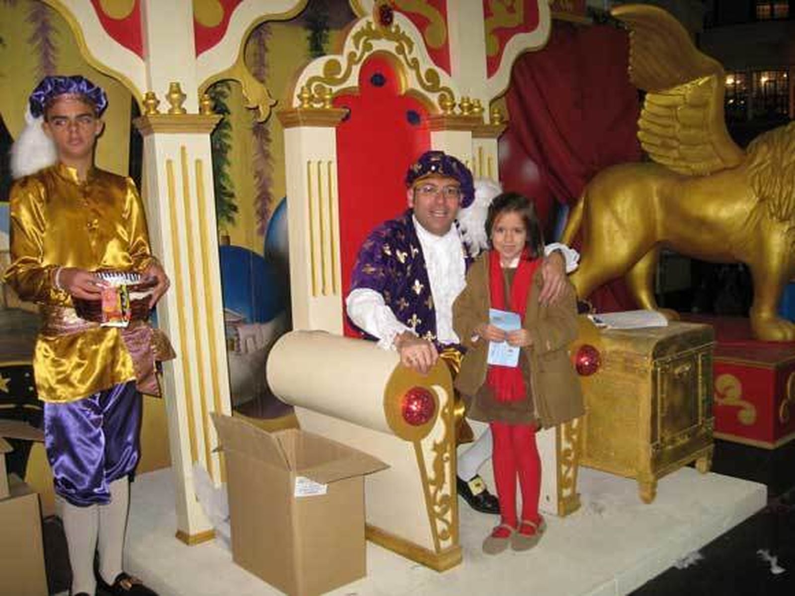 El Paje Real finaliza su misión en Cádiz tras haber recogido las cartas que los niños han redactado para los Reyes Magos.