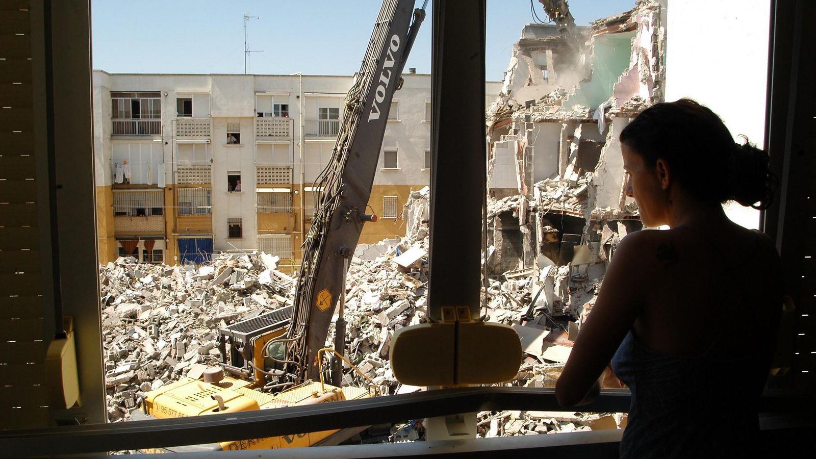 Una grúa derriba el bloque.